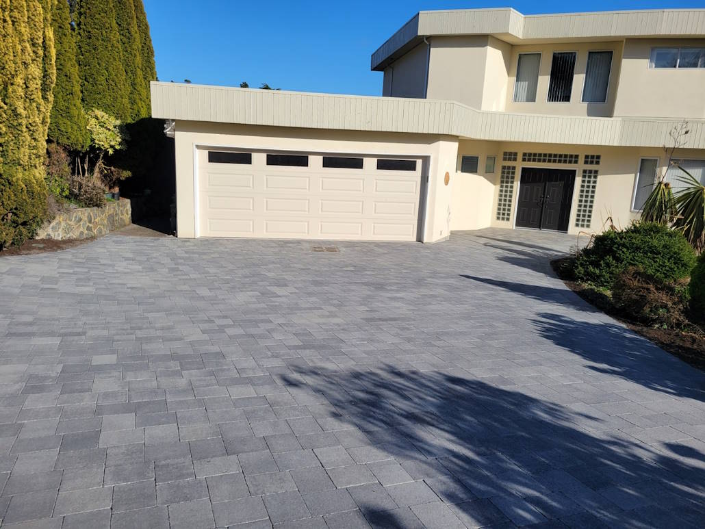 paving stone driveway after new installation